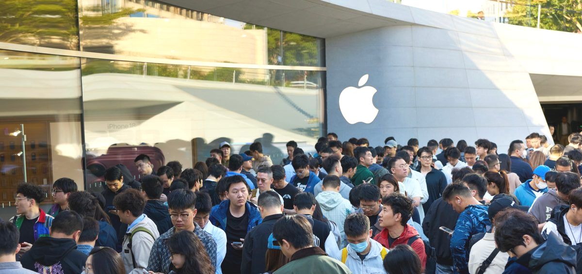 День запуска iPhone Duo: очереди у Apple Store, купить без брони сложно